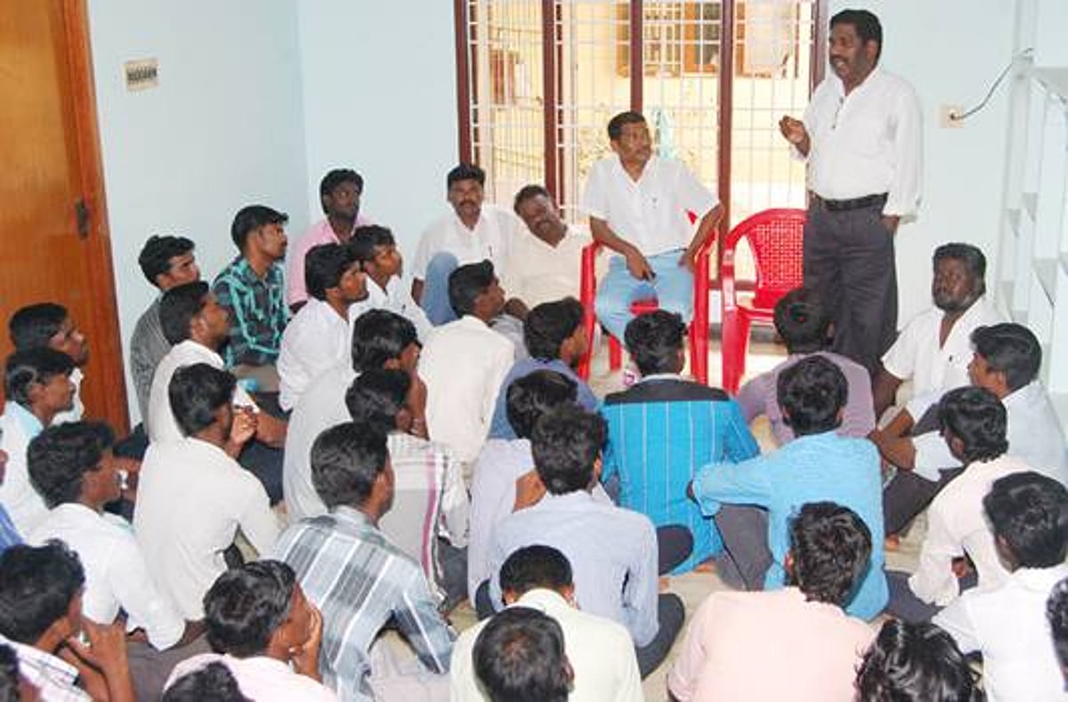 சிதம்பரத்தில் கல்லூரி மாணவர்களிடம் விடுதலைச் சிறுத்தையினர் தேர்தல் பிரசாரம்